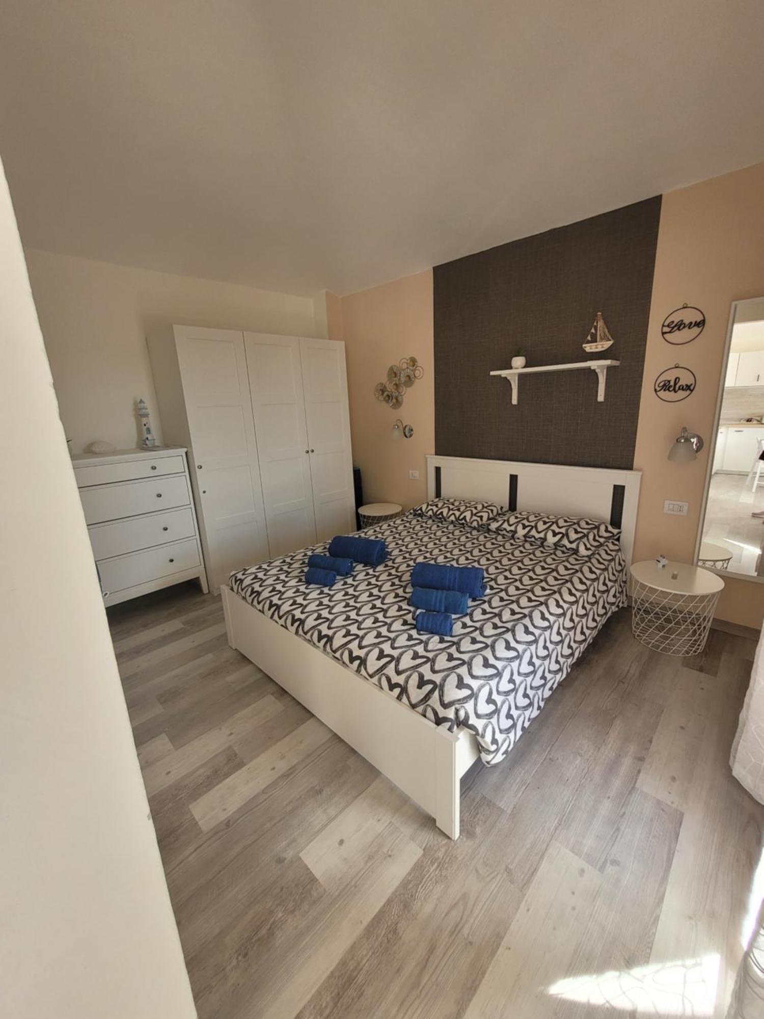Ferienwohnung Surf House Mirice Vignola Mare Exterior foto